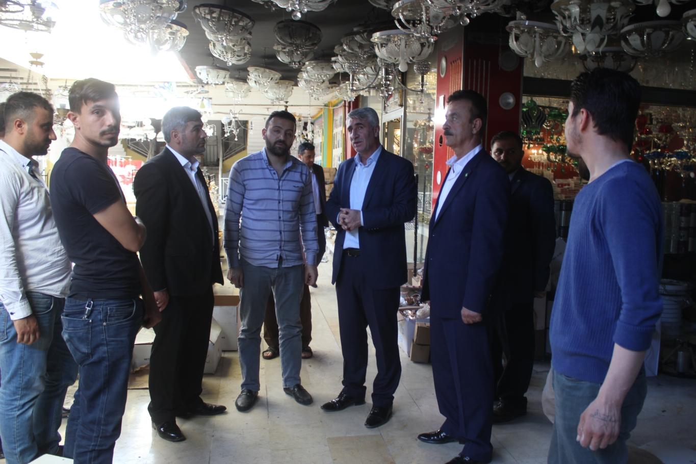 HÜDA PAR Şanlıurfa Milletvekili adayı Lokman Yalçın, beraberindeki heyetle, Avrupa Pasajı’nda önceki gün çıkan yangında iş yerleri hasar gören esnafı ziyaret ederek, ‘geçmiş olsun’ dileklerini iletti.

